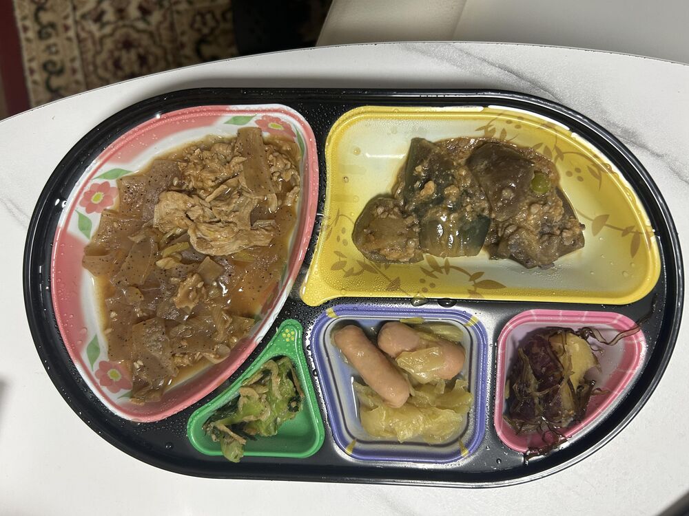 豚肉とこんにゃくの和物、茄子とそぼろの味噌煮 等の画像