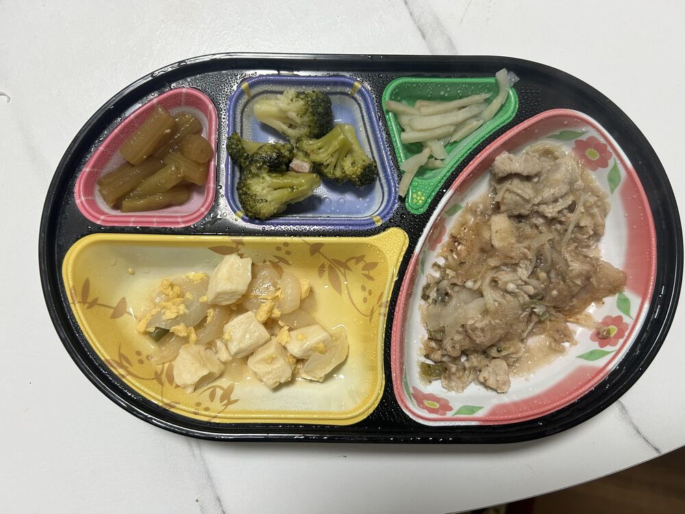 豚肉と玉ねぎの煮物、豆腐と玉ねぎと炒り卵の和物 等の画像