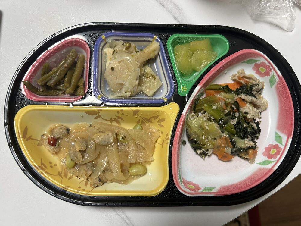 しじみと玉ねぎの煮物、豚肉と野菜の煮物 等の画像