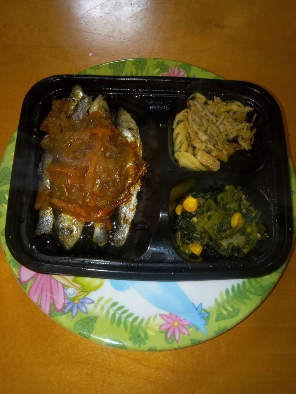 魚の唐揚げ、ほうれん草お浸し 等の画像